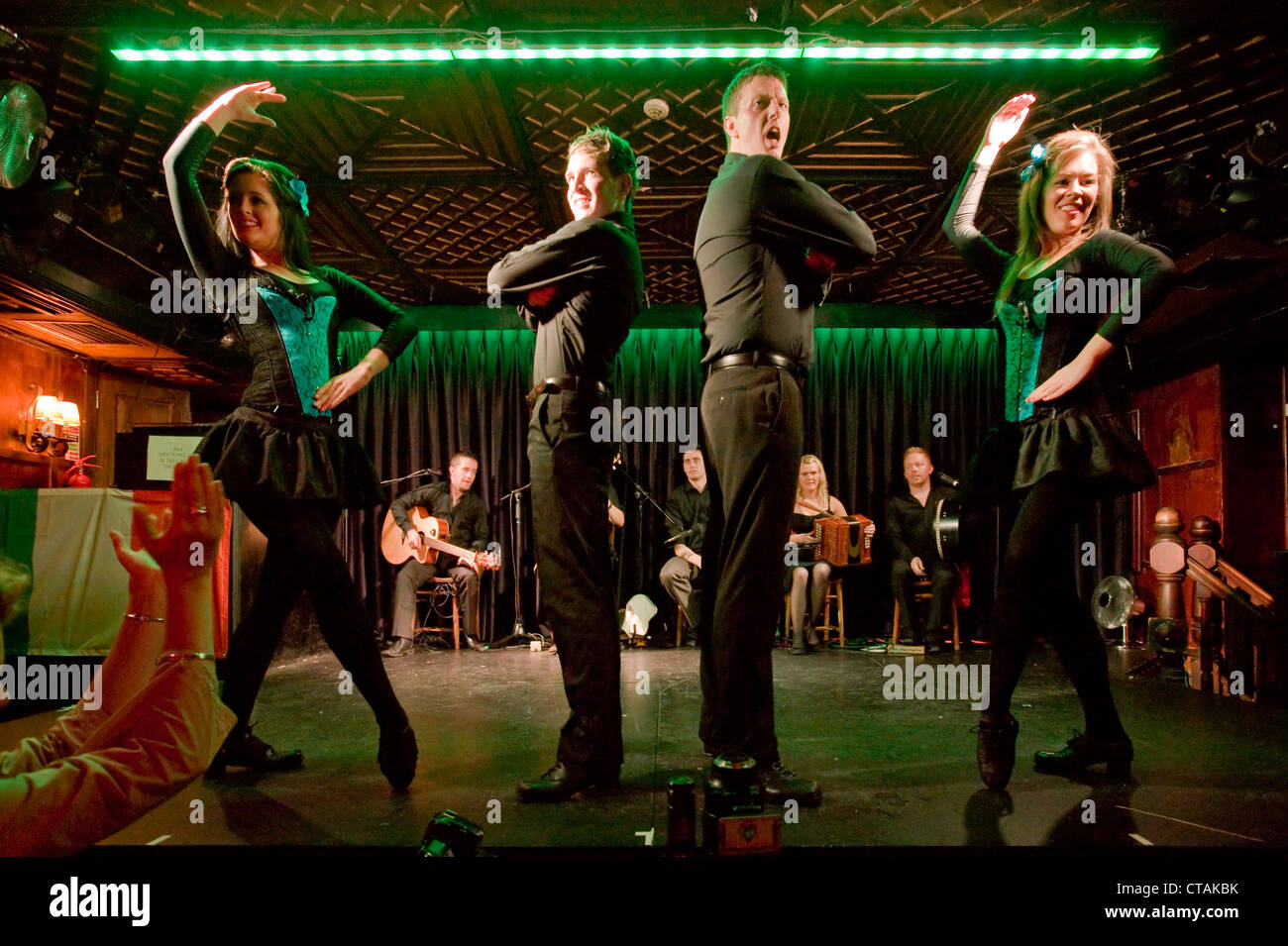 Membri del 'Celtico Rhythm Professional ballerini irlandesi' sul palco con il sostegno di musica di 'Puca" presso l'Arlington Hotel, Dublino. Foto Stock