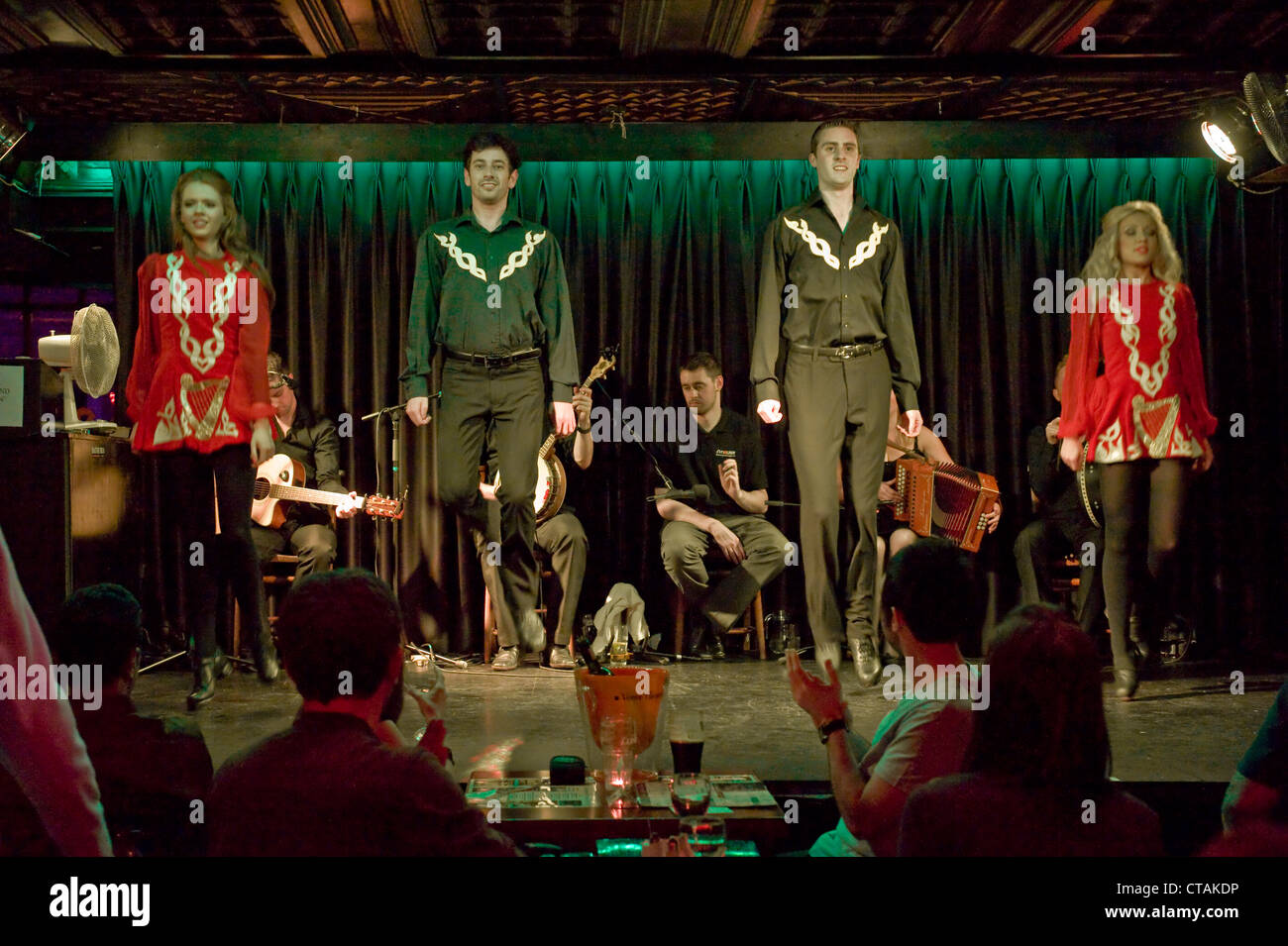 Membri del 'Celtico Rhythm Professional ballerini irlandesi' sul palco con il sostegno di musica di 'Puca" presso l'Arlington Hotel, Dublino. Foto Stock