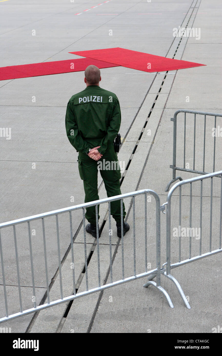 Poliziotti di fissare la partenza di Papa Benedetto XVI. Foto Stock
