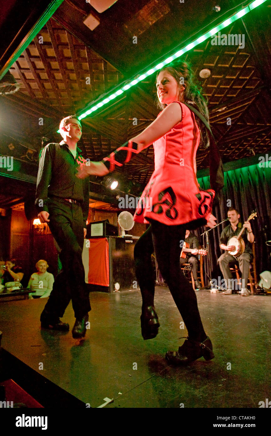 Membri del 'Celtico Rhythm Professional ballerini irlandesi' sul palco con il sostegno di musica di 'Puca" presso l'Arlington Hotel, Dublino. Foto Stock