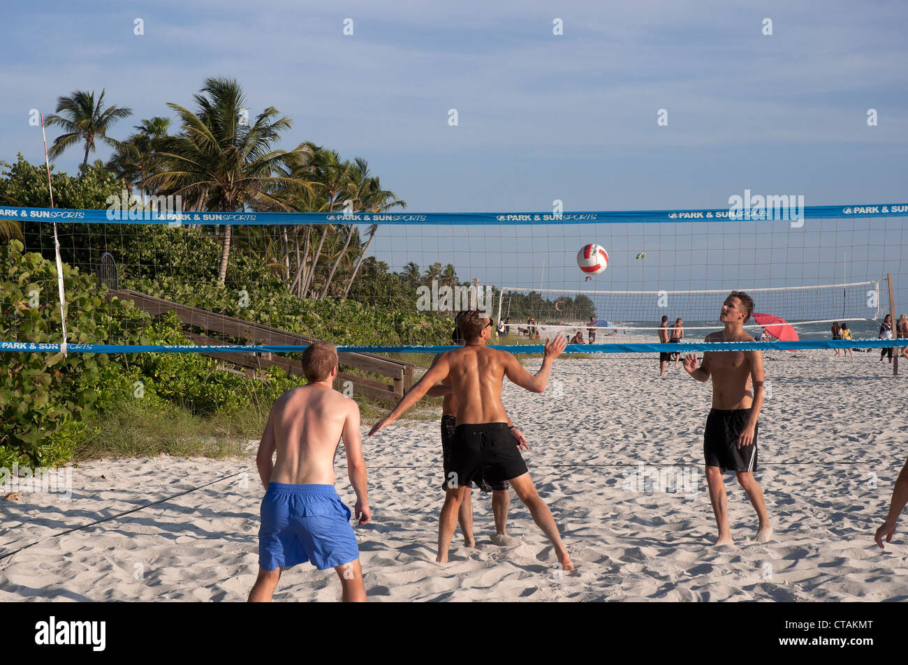 I giovani a giocare a beach volley a Napoli Florida Spiaggia municipale lungo il Golfo del Messico. Foto Stock