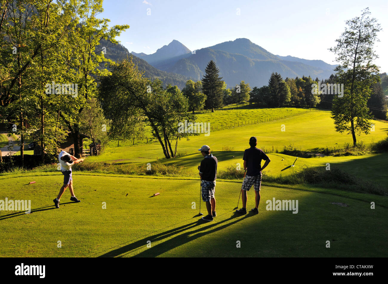 Adolescenti che giocano a golf Golf club Goldegg in Pongau, Salisburgo-terra, Austria Foto Stock