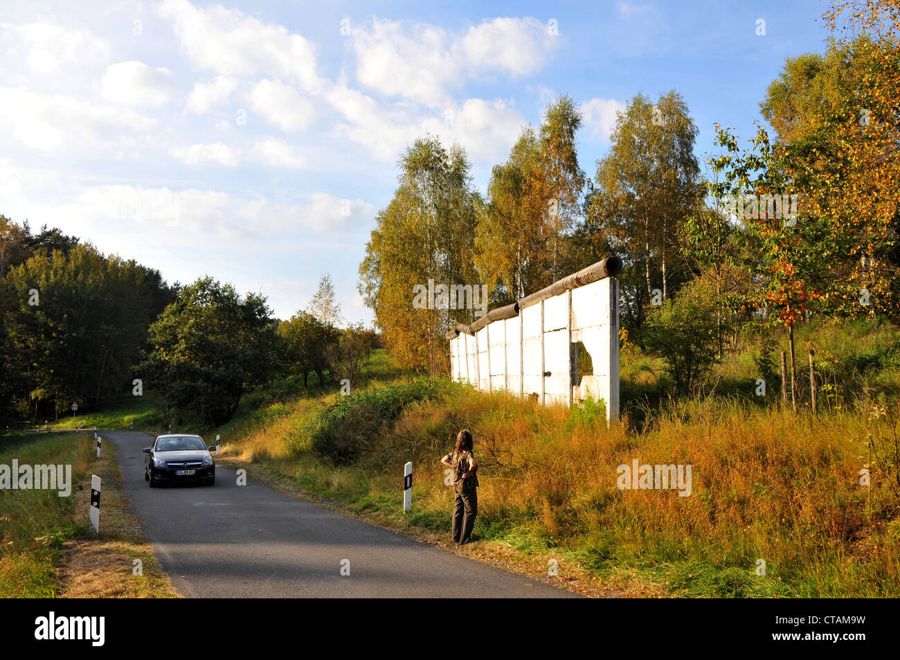 I resti del muro in Goersdorf vicino Eisfeld, ex DDR frontiera, Foresta Turingia, Turingia, Germania Foto Stock