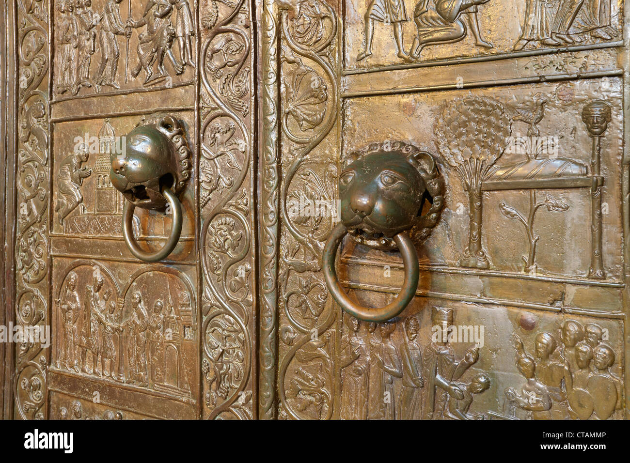 Gniezno - Cattedrale, detal di porta romanica, scene della vita di sant'Adalberto, Polonia Foto Stock