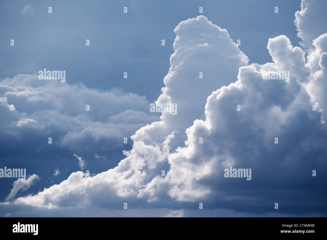 Tempesta di pittoresche formazioni di nubi, cloudscape sfondo Foto Stock