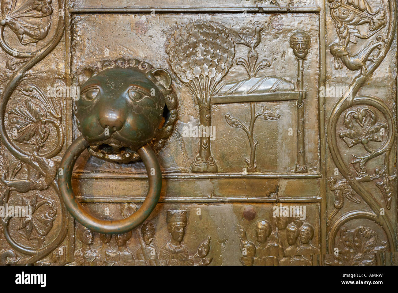 Gniezno - Cattedrale, detal di porta romanica, scene della vita di sant'Adalberto, Polonia Foto Stock
