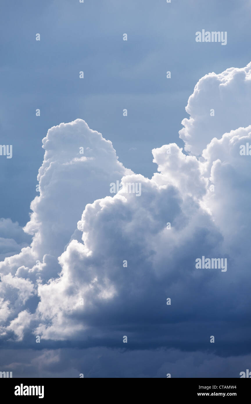 Tempesta di pittoresche formazioni di nubi, cloudscape sfondo Foto Stock