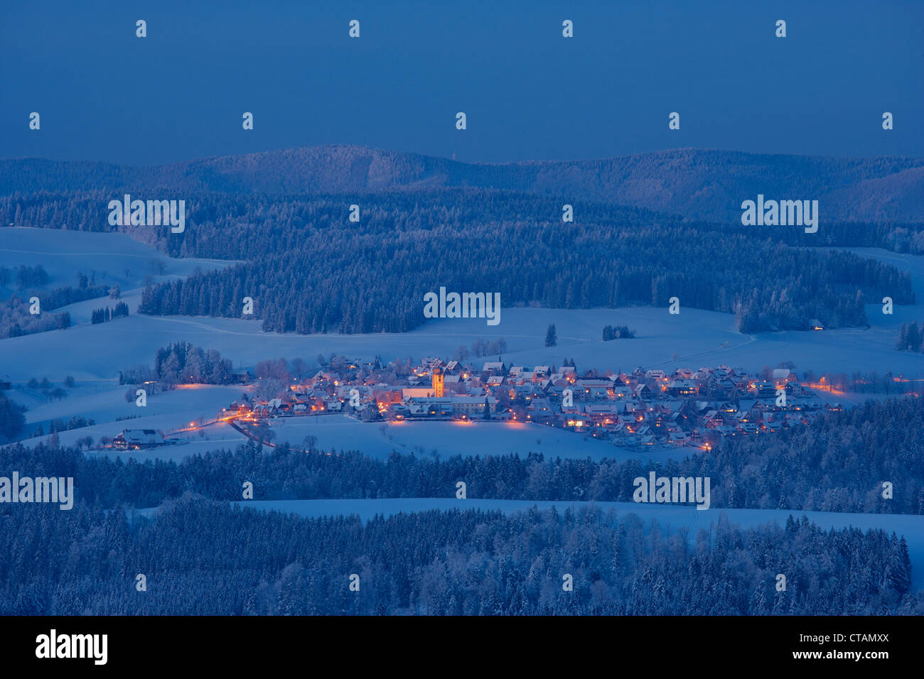 Vista su una serata inverni da Breitnau-Fahrenberg verso St Maergen, Foresta Nera, Baden-Wuerttemberg, Germania, Europa Foto Stock