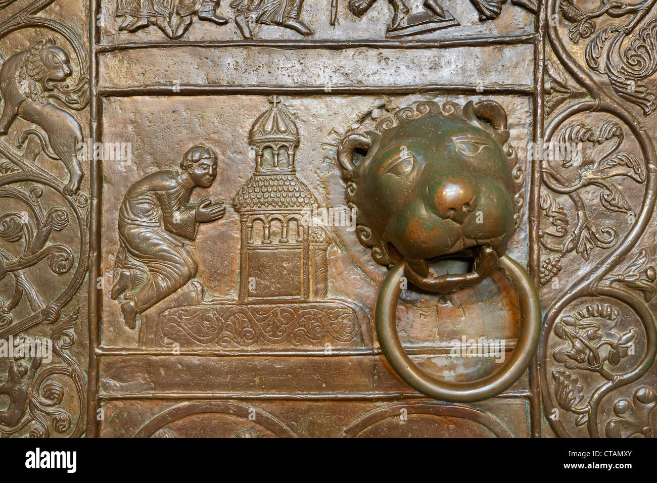 Gniezno - Cattedrale, dettaglio del porta romanica, scena di morte, la vita di sant'Adalberto, Polonia, Europa Foto Stock