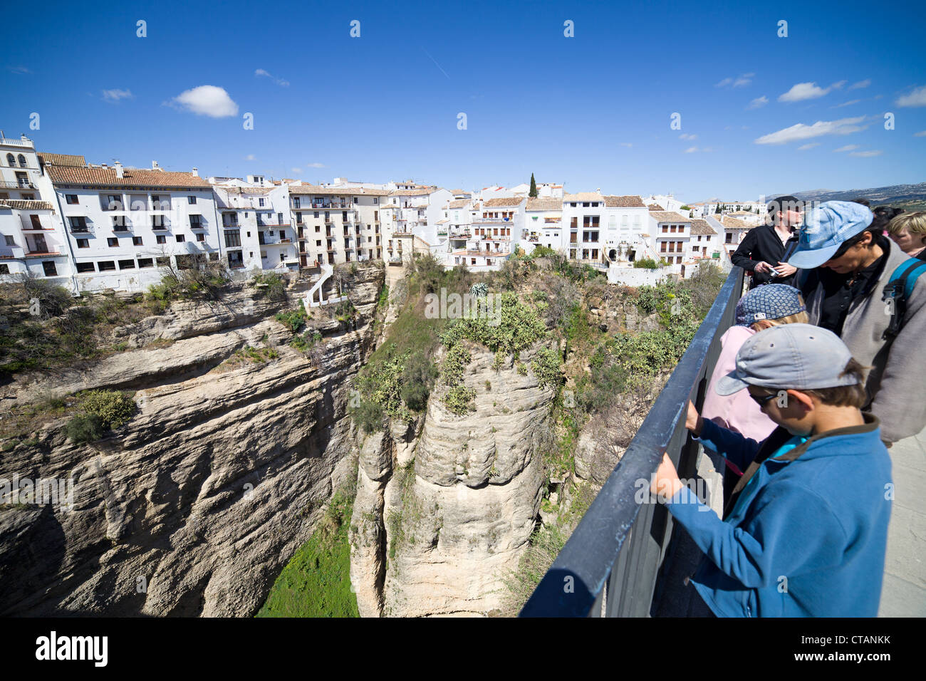 Persone su vantage point ammirando la città vecchia di Ronda architettura storica, tradizionale pueblo blanco in Andalusia, Spagna. Foto Stock