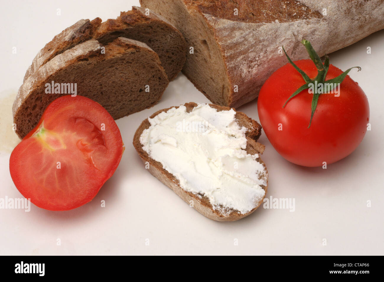Pane con la crema di formaggio e pomodoro Foto Stock