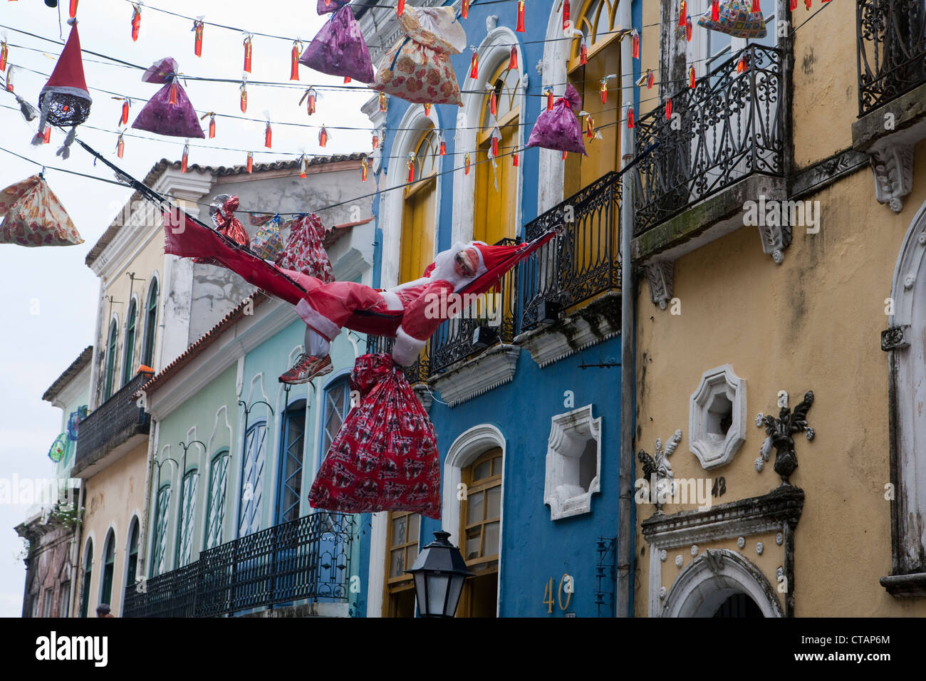 Santa si rilassa in amaca tra gli edifici colorati in Pelourinho città vecchia, Salvador, Bahia, Brasile, Sud America Foto Stock