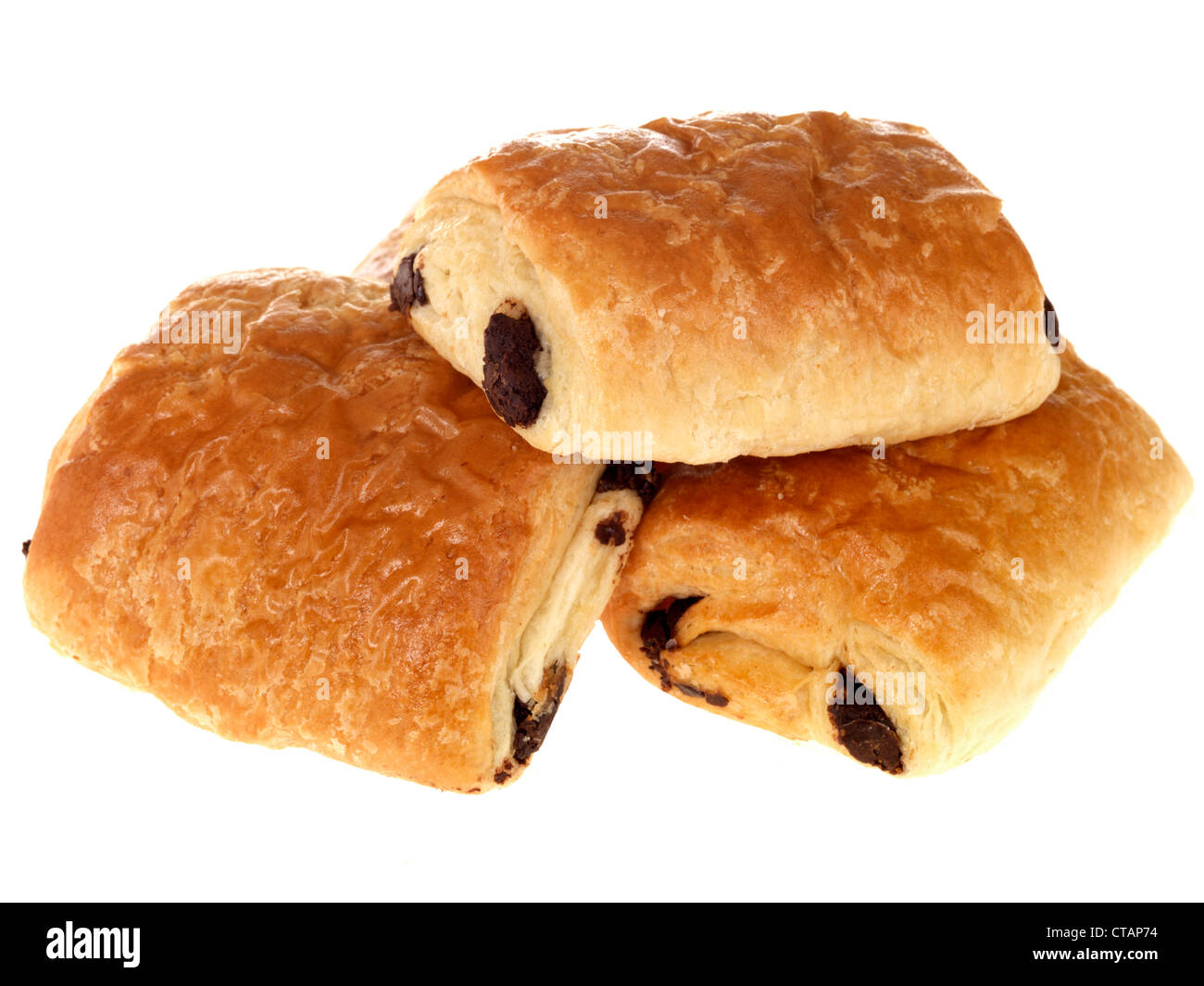 Pane appena sfornato pain aux cioccolato pasticceria danese pronto a mangiare, isolata contro uno sfondo bianco, con nessun popolo Foto Stock