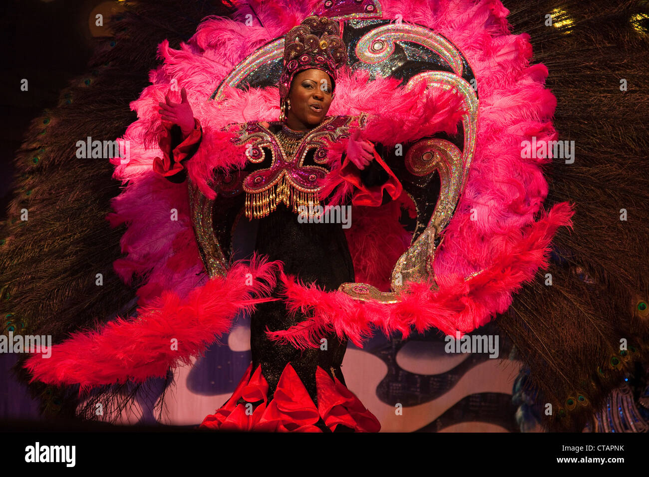 Donna indossa colorato costume di folklore e samba spettacolo di danza a Variete Plataforma 1, Rio de Janeiro, Rio de Janeiro, Brasile, S Foto Stock