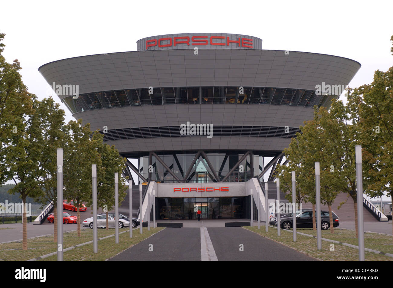 Il cliente al centro dell'impianto Porsche in Lipsia Foto Stock