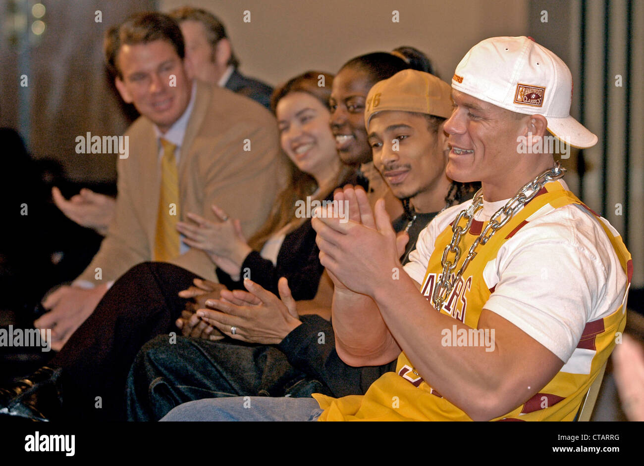 La superstar WWE Smackdown e il tuo voto! Sedia Bradshaw, direttore esecutivo, gioventù votare Veronica de la Garza, superstar WWE Shaniq Foto Stock