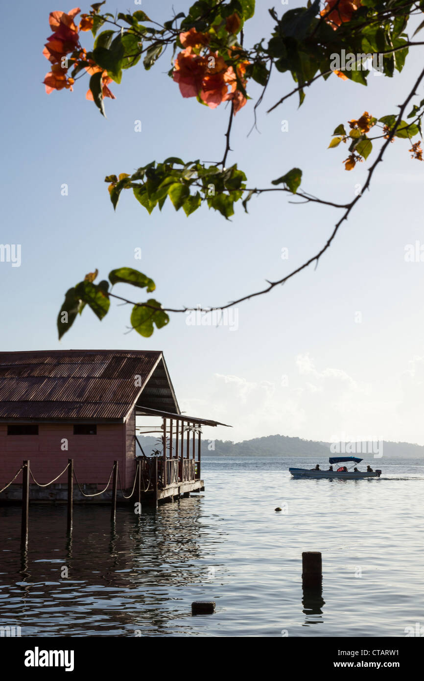 Ristorante sul mare su Isla Colon, Bocas del Toro, Panama. Foto Stock