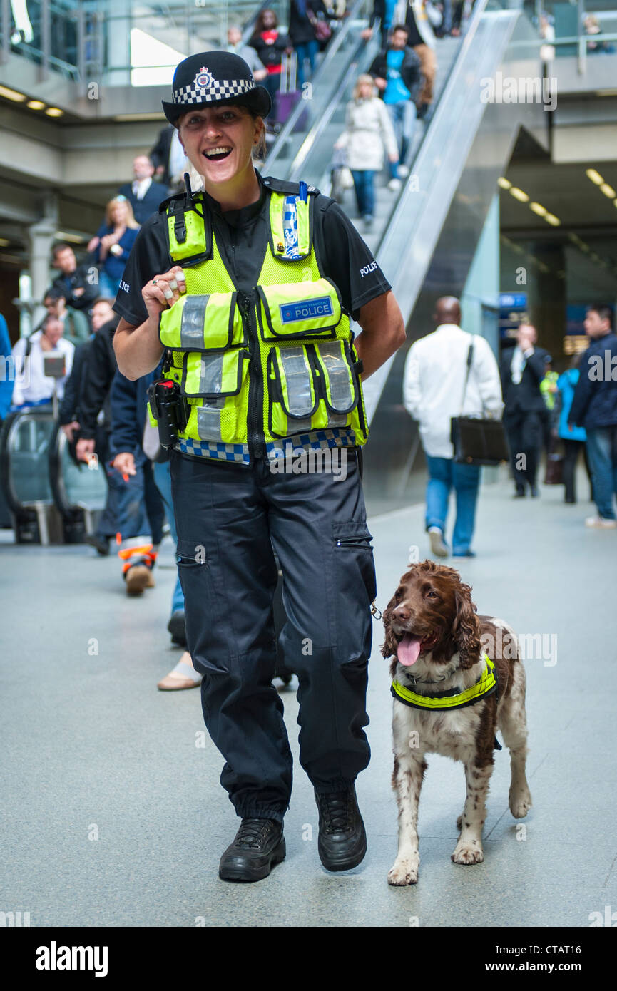 London St Pancras felice ridendo lady femmina British Transport Police officer Cocker Spaniel bomba sniffer dog Foto Stock