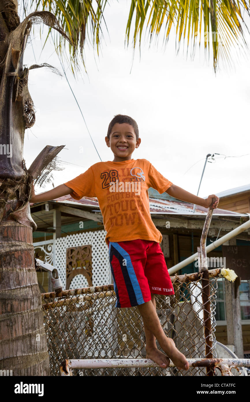Ragazzo orgogliosamente sorridente in Bocas città su Isla Colon, Bocas del Toro, Panama. Foto Stock