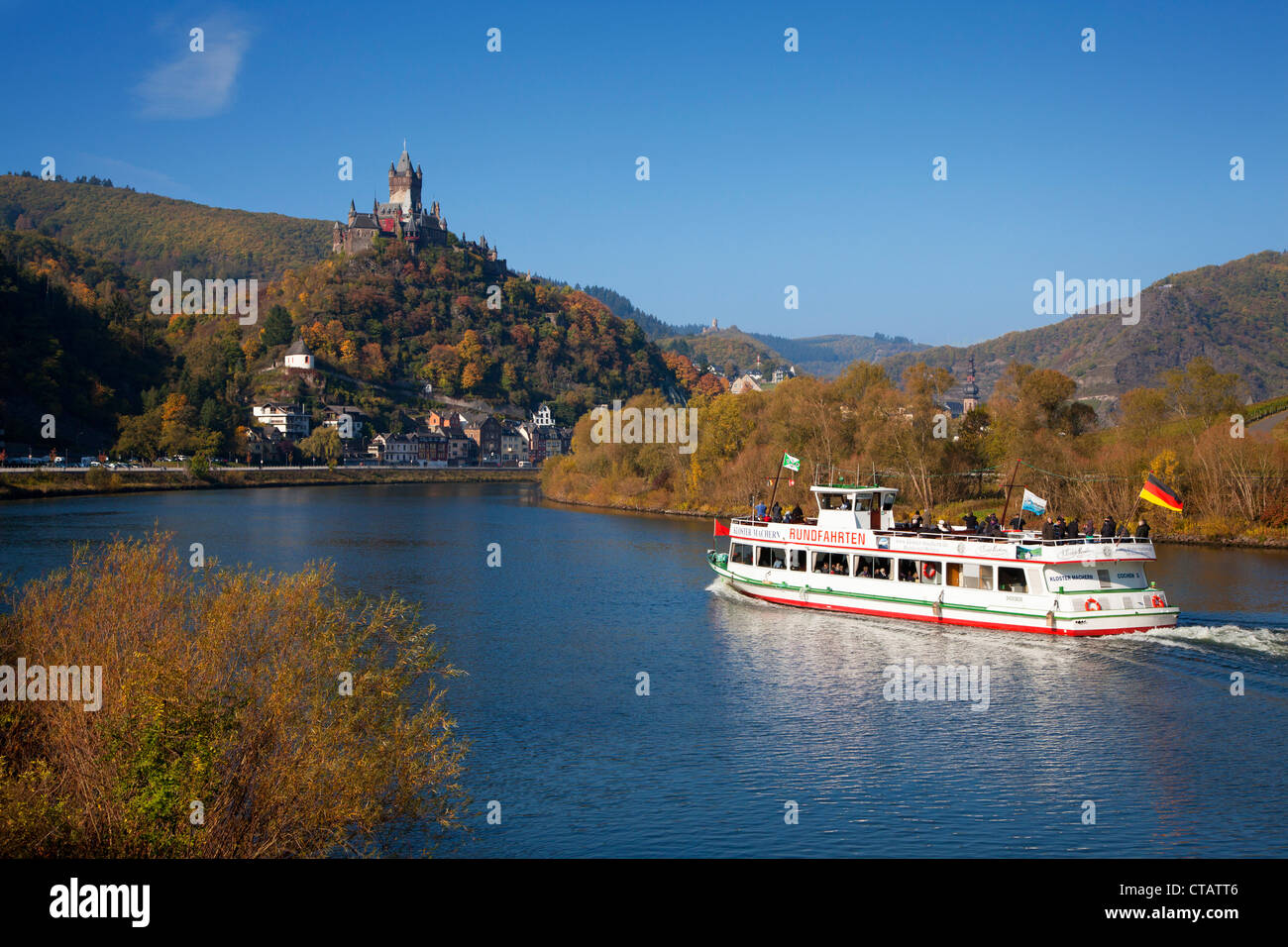 Nave escursione sul fiume Moselle nella parte anteriore del castello di Reichsburg, Cochem, Renania-Palatinato, Germania, Europa Foto Stock