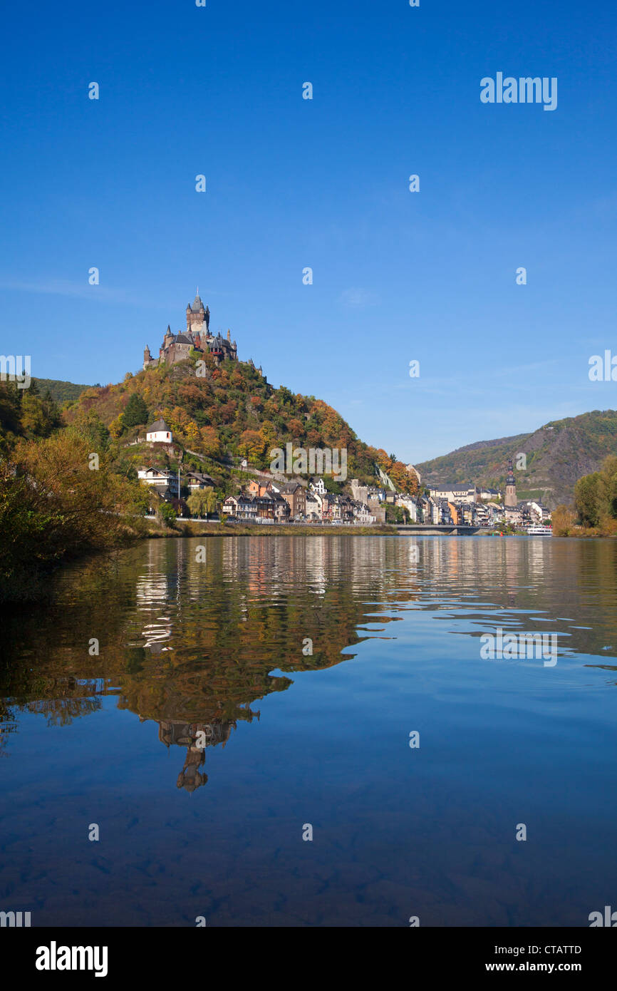 Vista sul fiume Moselle sul castello di Reichsburg, Cochem, Renania-Palatinato, Germania, Europa Foto Stock