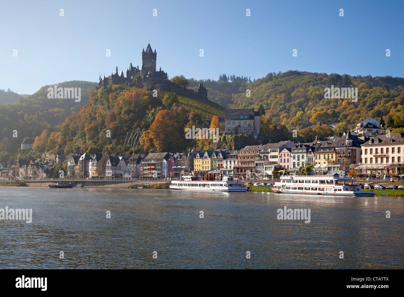 Le navi di escursione sul fiume Moselle al di sotto del castello di Reichsburg, Cochem, Renania-Palatinato, Germania, Europa Foto Stock