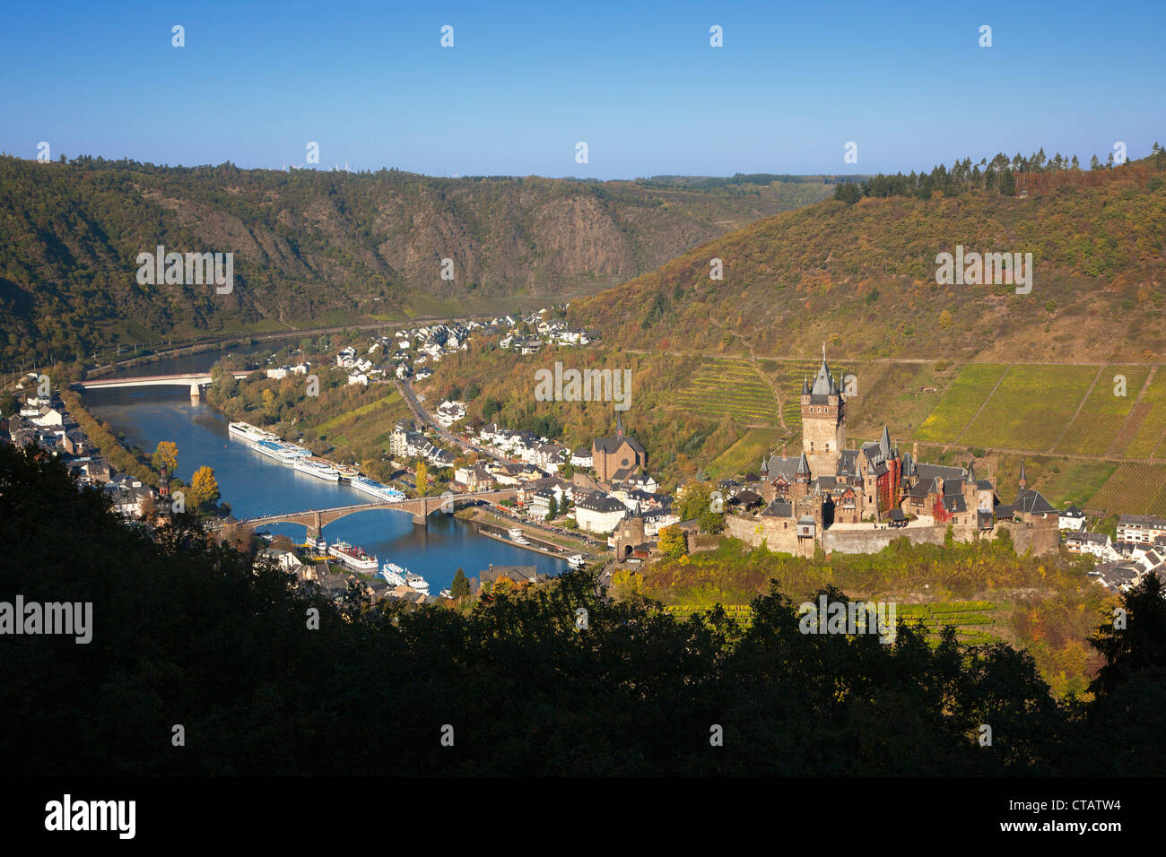 Vista del castello di Reichsburg nella luce del sole, Cochem, Mosella, Renania-Palatinato, Germania, Europa Foto Stock