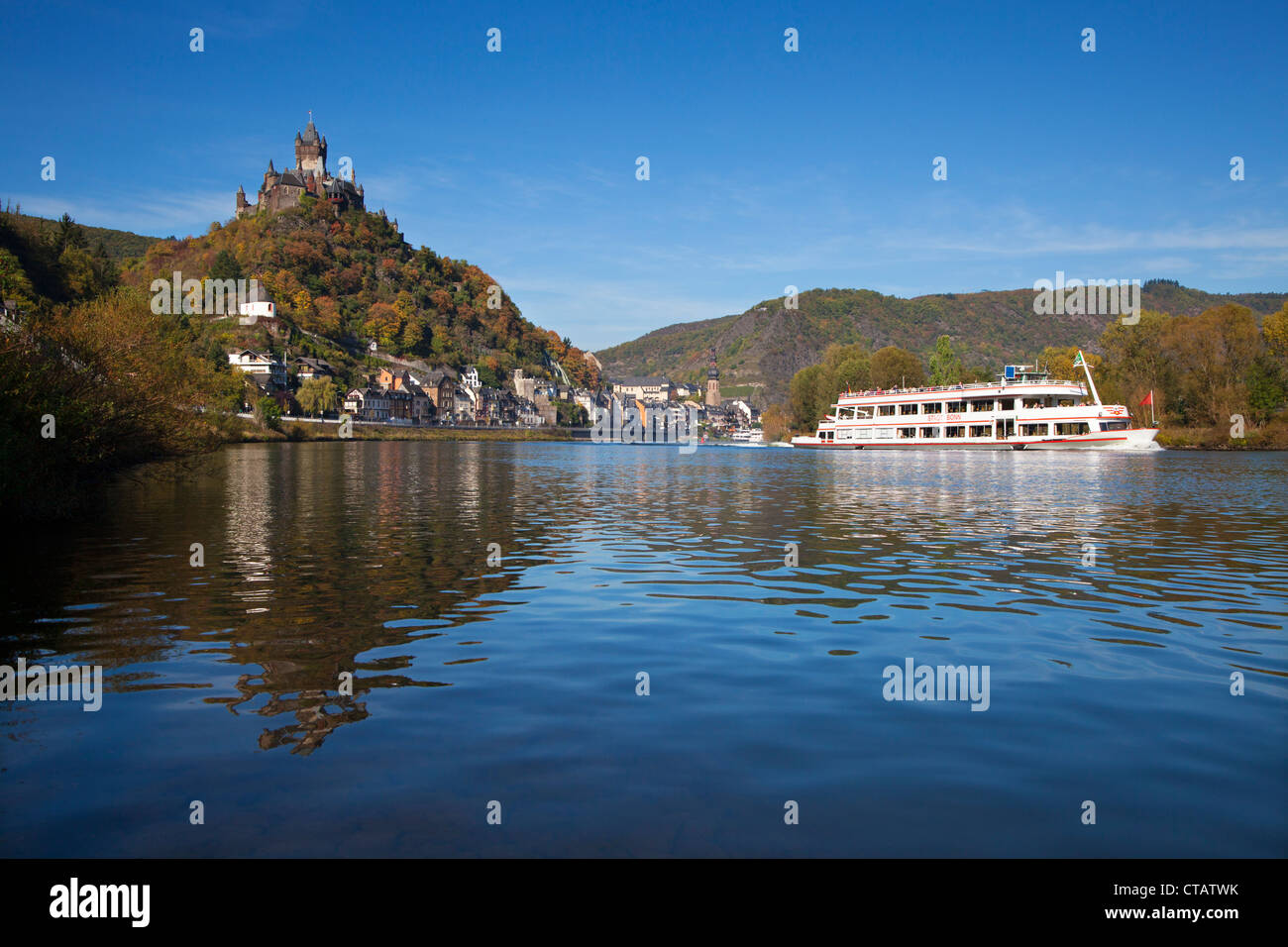 Nave escursione sul fiume Moselle al castello di Reichsburg, Cochem, Renania-Palatinato, Germania, Europa Foto Stock
