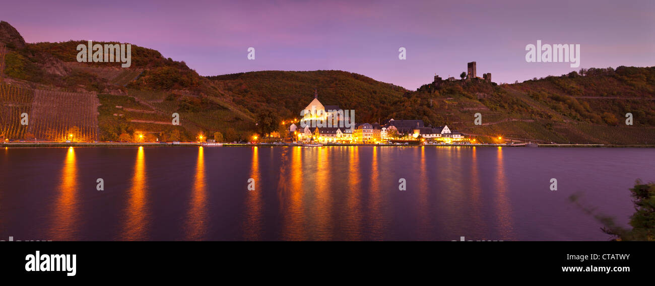 Panorama di Beilstein e castello di Metternich in serata, Mosella, Renania-Palatinato, Germania, Europa Foto Stock