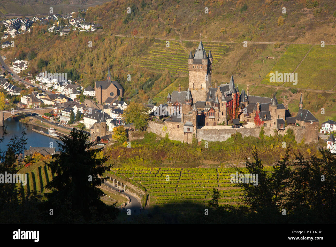 Vista del castello di Reichsburg nella luce del sole, Cochem, Mosella, Renania-Palatinato, Germania, Europa Foto Stock