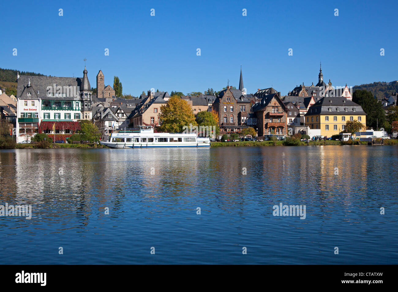 Vista sul fiume Moselle sul quartiere Traben, Traben-Trarbach, Renania-Palatinato, Germania, Europa Foto Stock