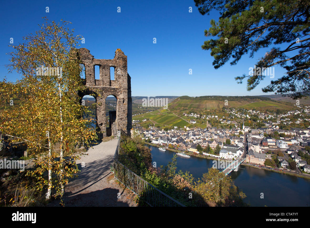 Il castello di Grevenburg rovine sopra Traben-Trarbach al fiume Moselle, Renania-Palatinato, Germania, Europa Foto Stock