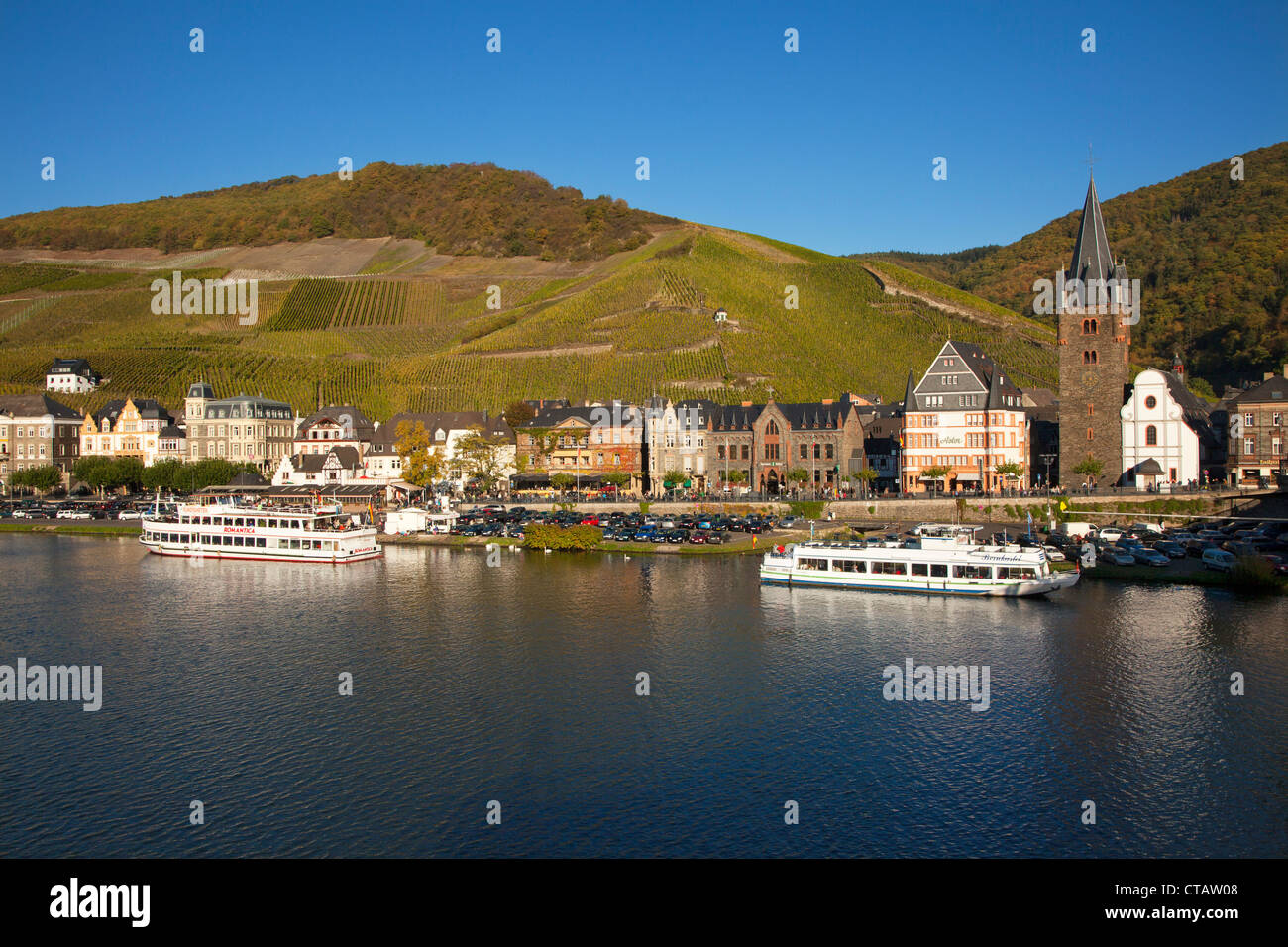 Escursione di navi presso il fiume Moselle banche, Bernkastel-Kues, sul fiume Mosella, Renania-Palatinato, Germania, Europa Foto Stock