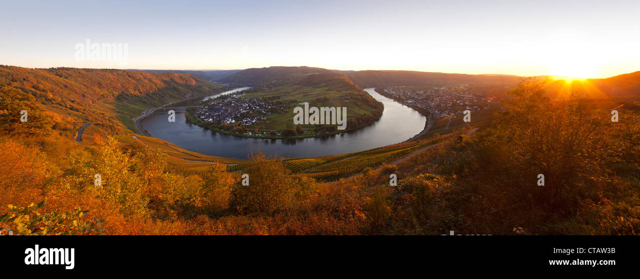 Vista panoramica del fiume Moselle sinuosità Kroev vicino al tramonto, Mosella, Renania-Palatinato, Germania, Europa Foto Stock