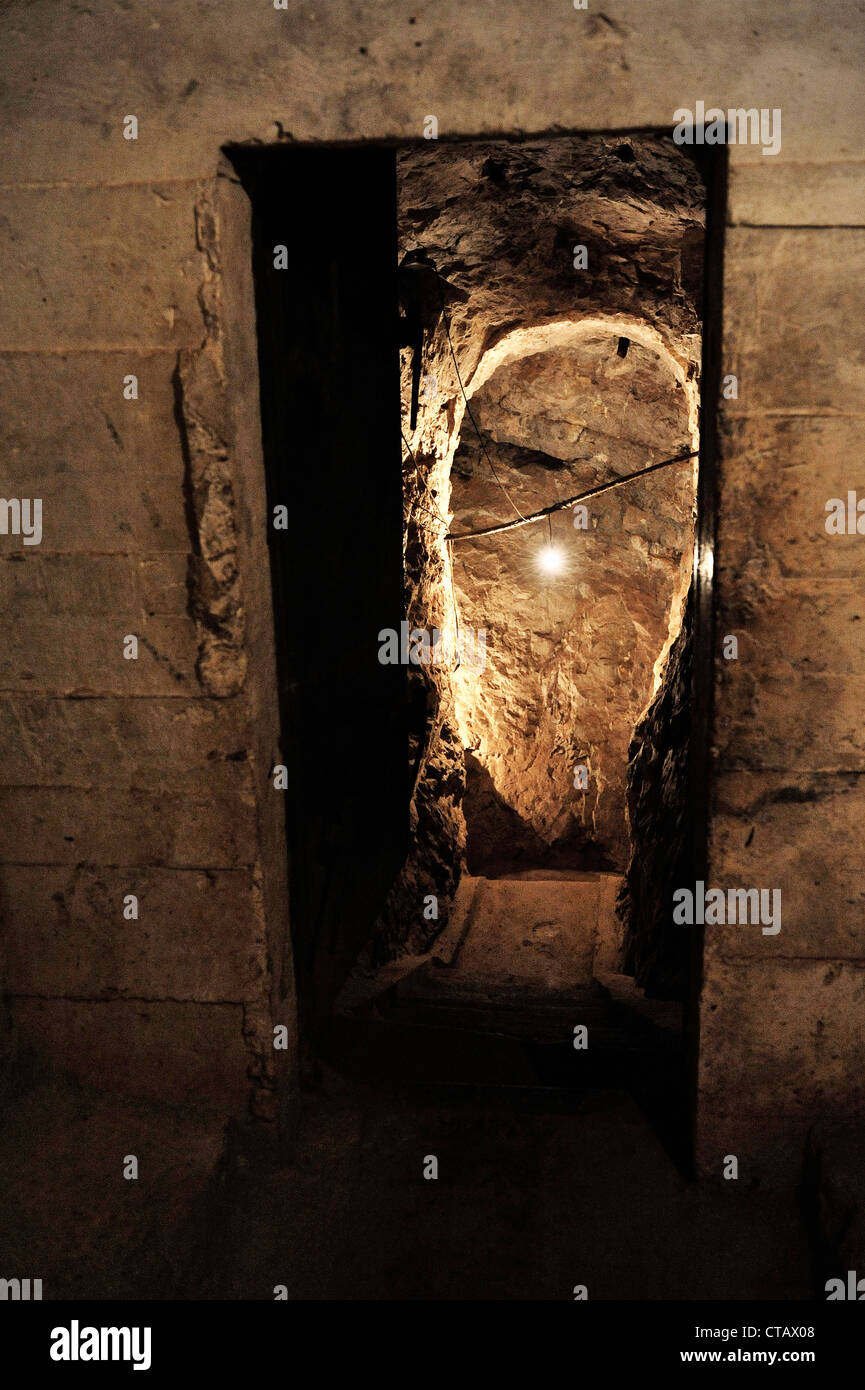 Scalinata conduce giù per le grotte del Pathet Lao, la storia del comunismo, Vieng Xai intorno a Sam Neua, Highland, Laos Foto Stock