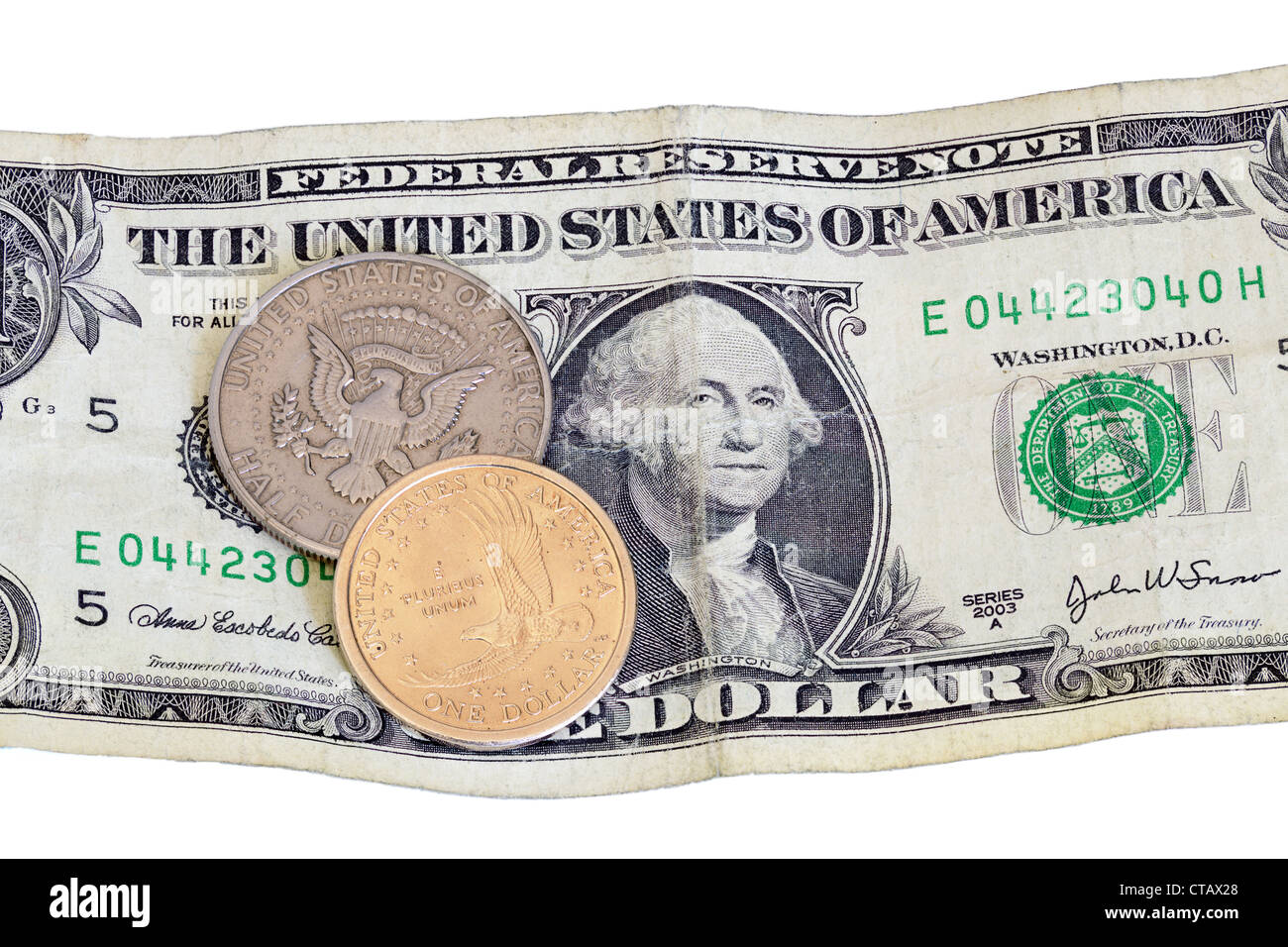Il contrasto del dollaro e mezzo dollaro moneta con una carta usurata bill Foto Stock