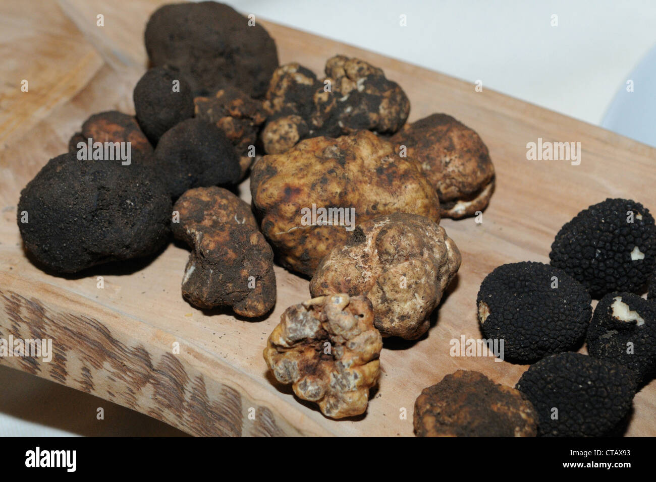 Un cesto pieno di neri e tartufo bianco Foto Stock