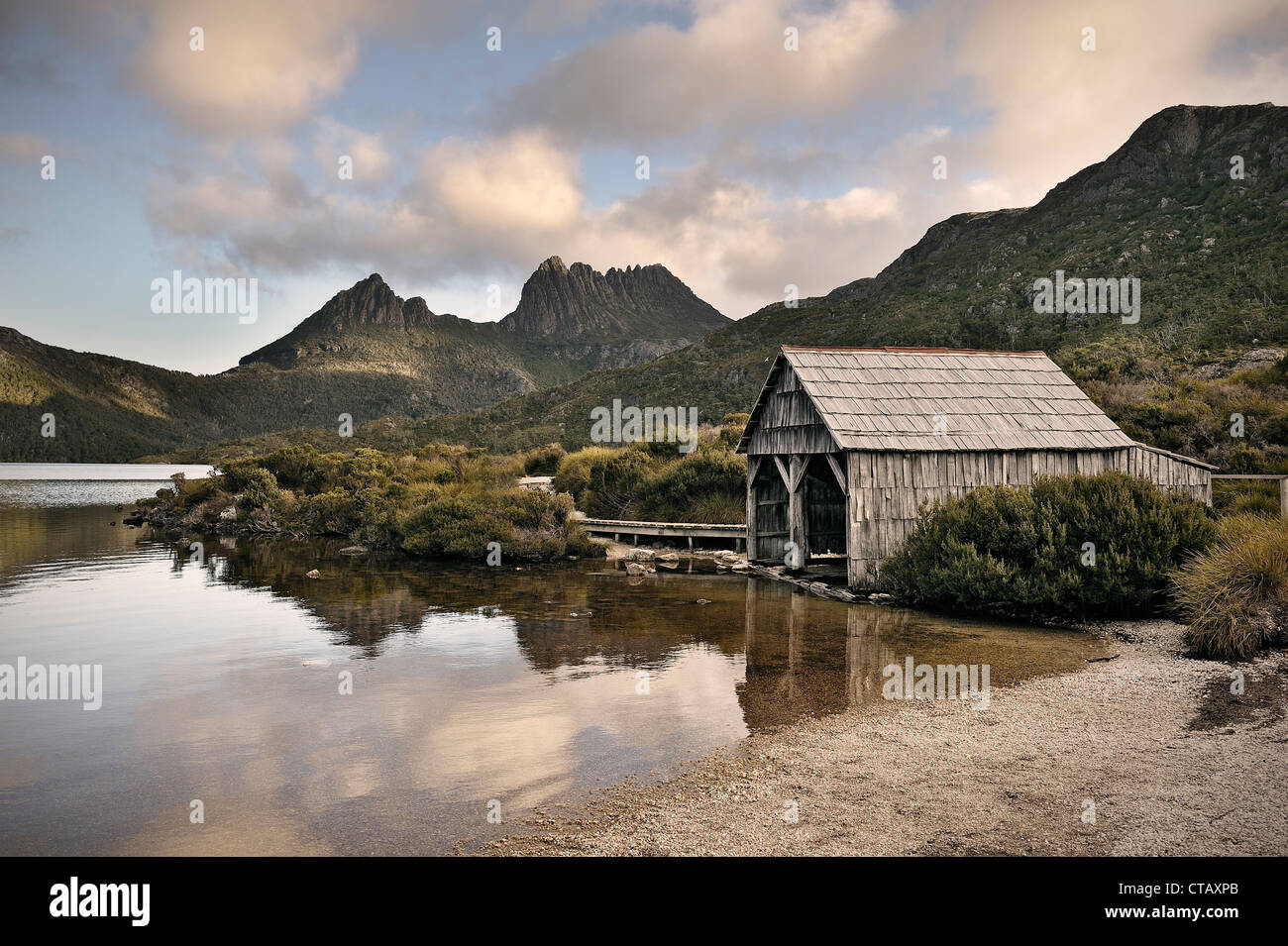 Cradle Mountain e il Lago di colomba, picco, capanna, Cradle Mountain Lake St Clair National Park, la Tasmania, Australia Foto Stock