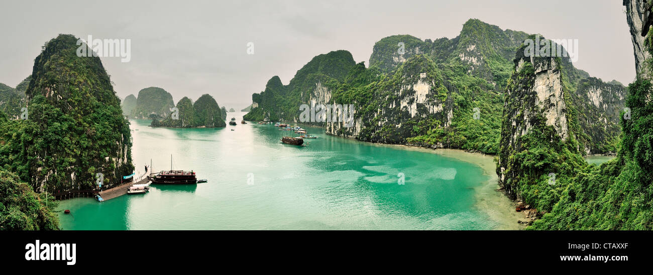 Vista panoramica sulla Baia di Ha Long, UNESCO sito Natura, Golfo del Tonchino, Vietnam Foto Stock