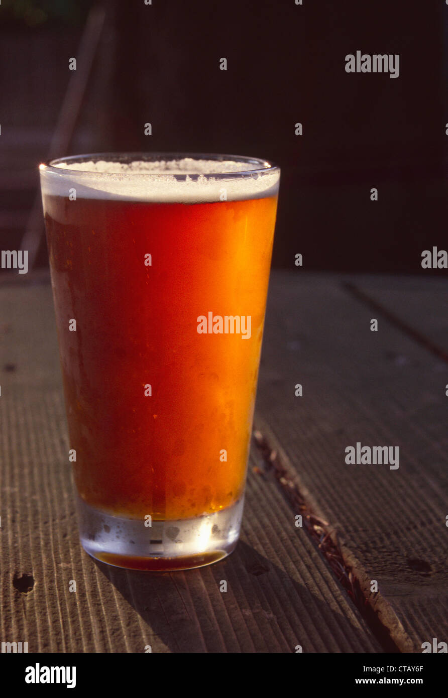 Una pinta di birra seduti su un tavolo da picnic. Foto Stock