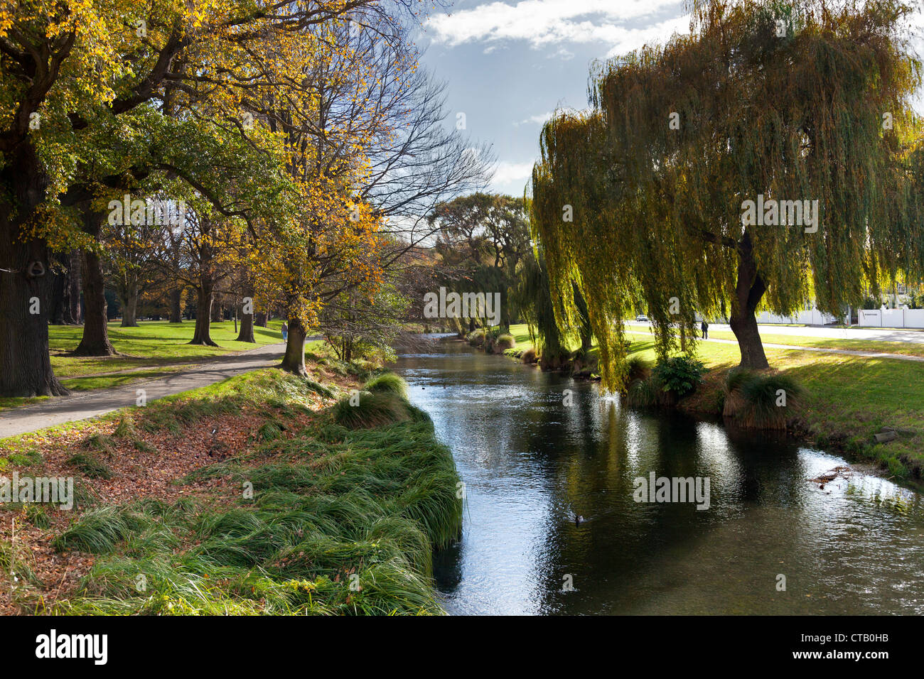 Post-quake Christchurch, Nuova Zelanda - il fiume Avon wends ancora attraverso la città in autunno 2 Foto Stock