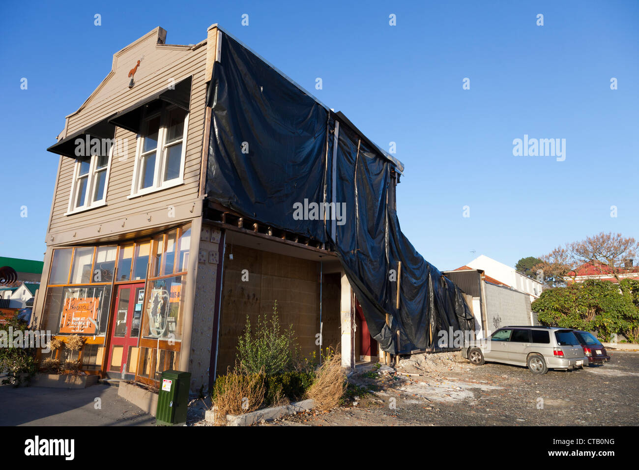 Post-quake Christchurch, Nuova Zelanda - abbandonato shop con muro affettata Foto Stock