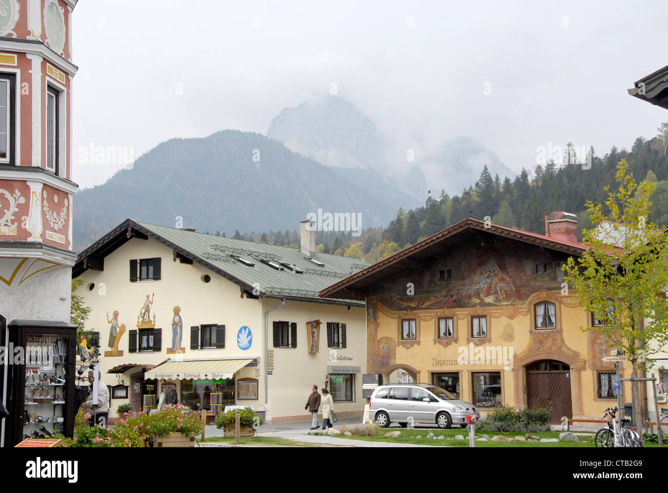 Tipica architettura a Mittenwald, un comune tedesco nel distretto di Garmisch-Partenkirchen, in Baviera. Foto Stock