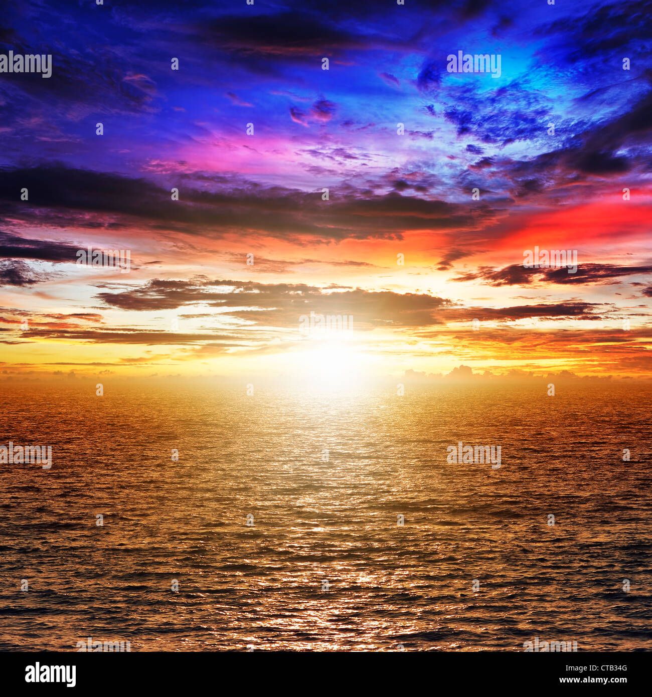 Il tramonto sul mare. Composizione quadrata. Foto Stock