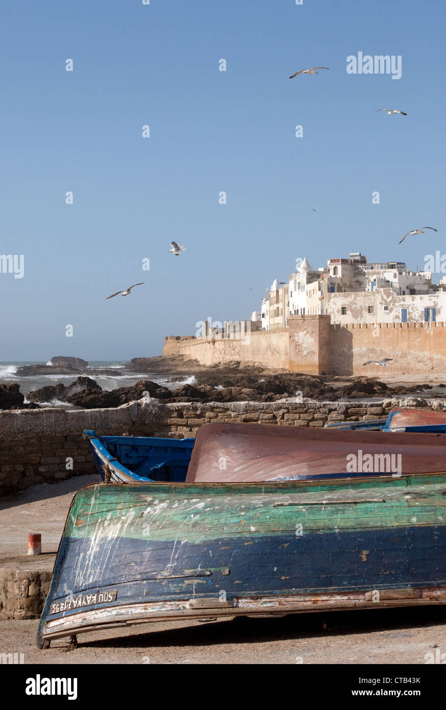 Barche da pesca e i bastioni della Medina della città di Essaouira, Marocco Africa del Nord Foto Stock
