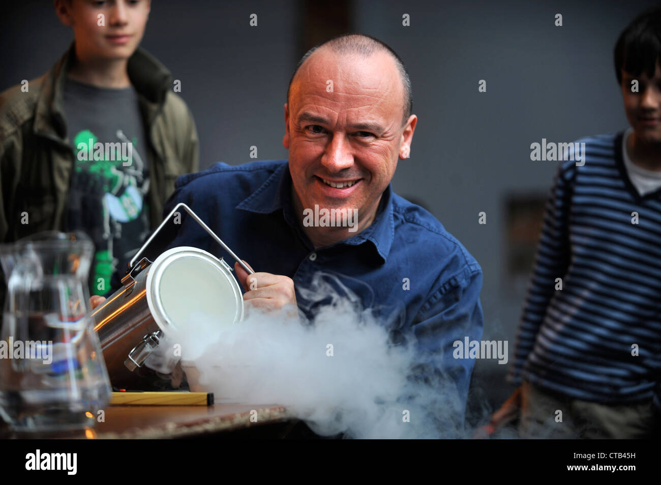 Il Computer Science Professor Chris Vescovo peforming esperimenti per un pubblico di bambini a Cheltenham Festival della Scienza Foto Stock