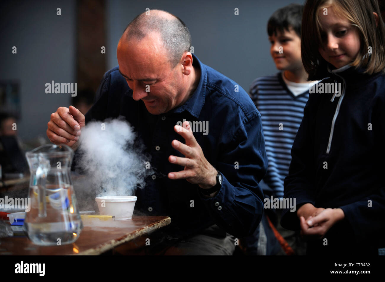 Il Computer Science Professor Chris Vescovo peforming esperimenti per un pubblico di bambini a Cheltenham Festival della Scienza Foto Stock