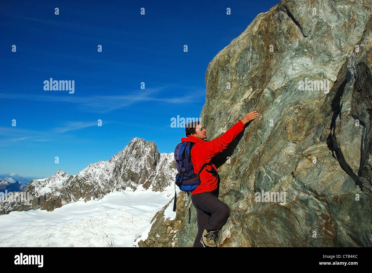 Scalatore maschio, rock-climbing sport, orientamento orizzontale, la luce del giorno. Foto Stock