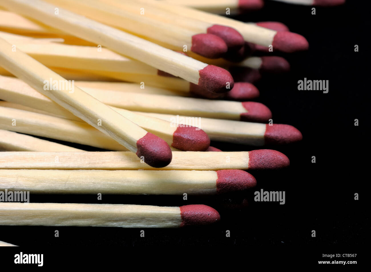 Close-up di un gruppo di partite, sfondo nero Foto Stock