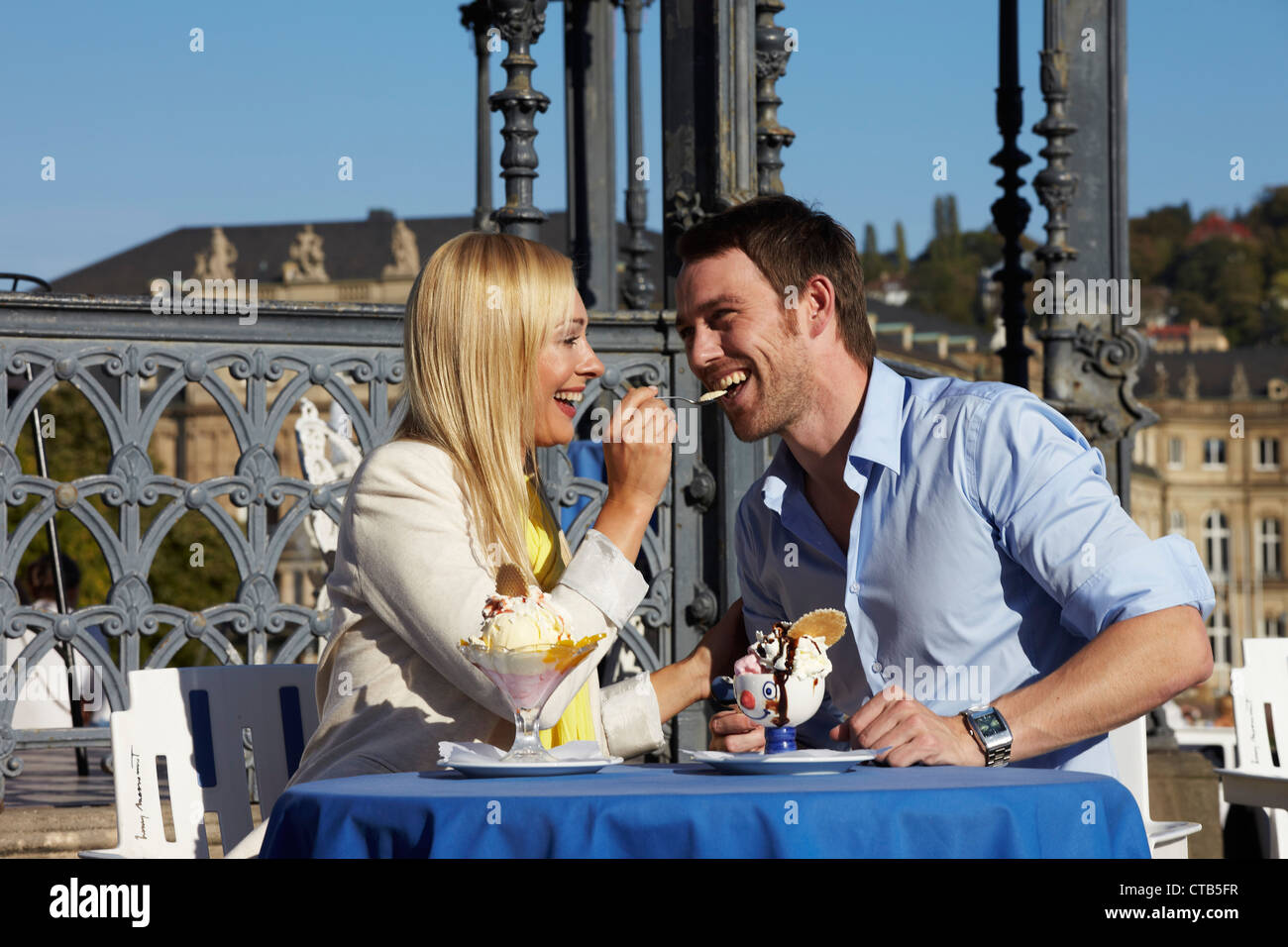 Coppia giovane a mangiare il gelato in un cafè sulla Schlossplatz, New Castle, Stoccarda, Baden Wurttemberg, Germania Foto Stock